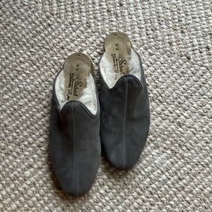 Sabah shearling baba slip on - never worn